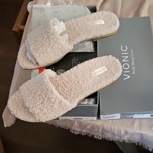 Vionic Cream Plush Slippers Cozy Indoor Comfort New Size 9